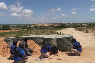 Pyrotechnici v Somálsku se ve své práci nezastaví